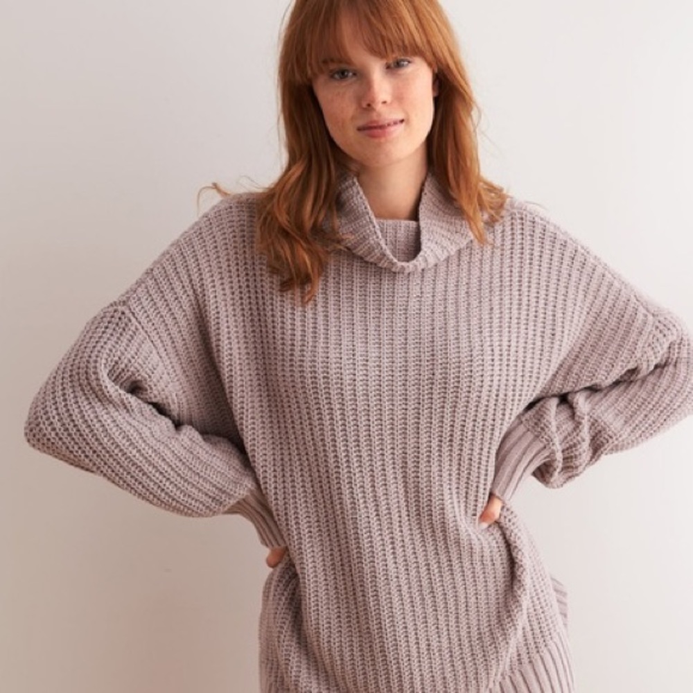 AE ribbed taupe turtleneck sweater